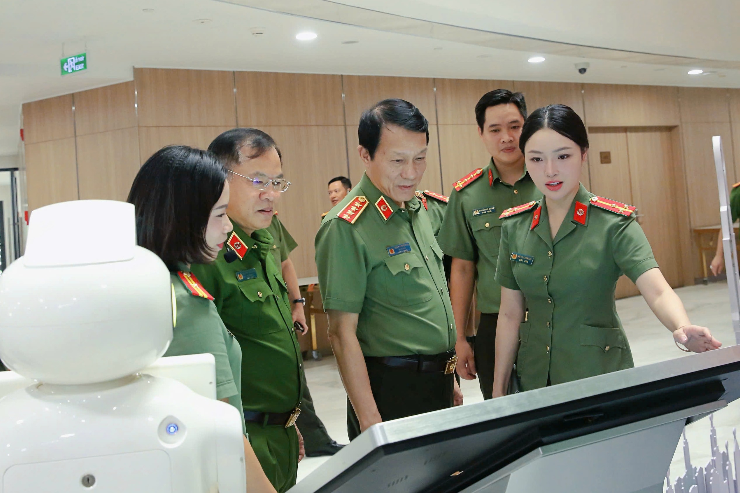 Nữ Thượng úy Công an với sáng kiến đưa AI vào giải bài toán hành chính công