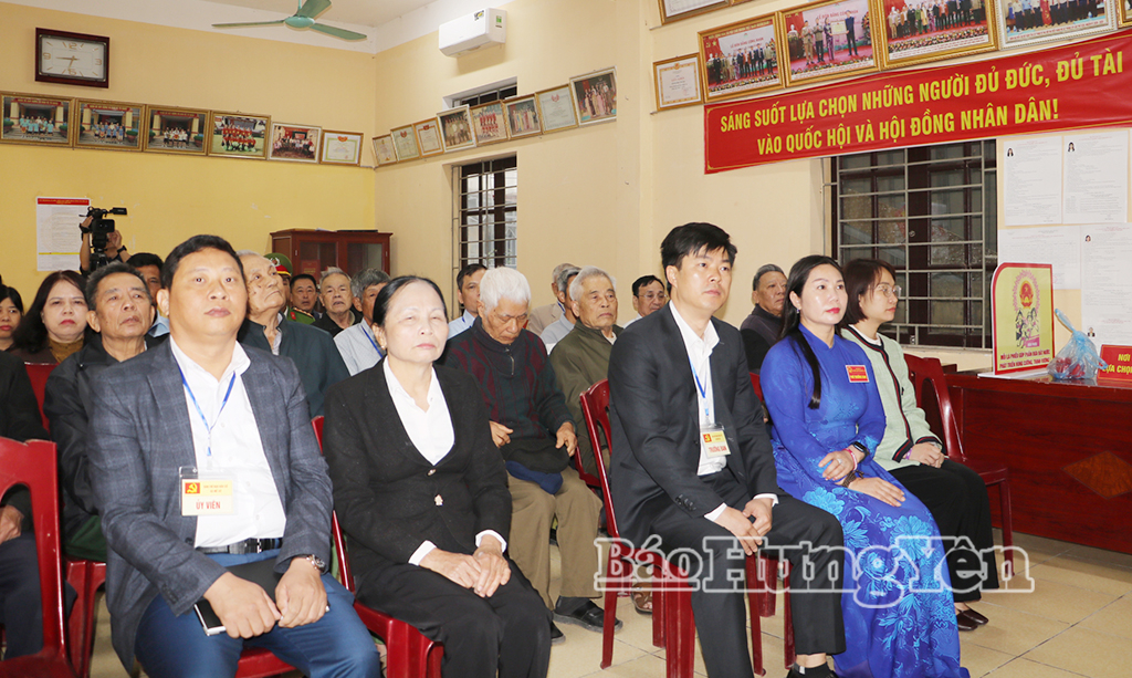 Đồng chí Phó Chủ tịch HĐND tỉnh Trần Thị Tuyết Hương dự lễ khai mạc bầu cử tại xã Mễ Sở