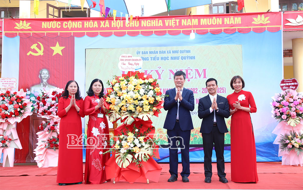 Các đồng chí lãnh đạo tỉnh chúc mừng cơ quan quản lý, cơ sở giáo dục và đào tạo trong tỉnh nhân kỷ niệm ngày 20/11