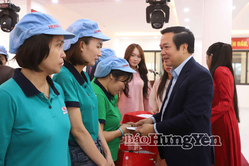 Đồng chí Phó Bí thư Tỉnh ủy, Chủ tịch UBND tỉnh Phạm Quang Ngọc thăm, tặng quà Tết người lao động