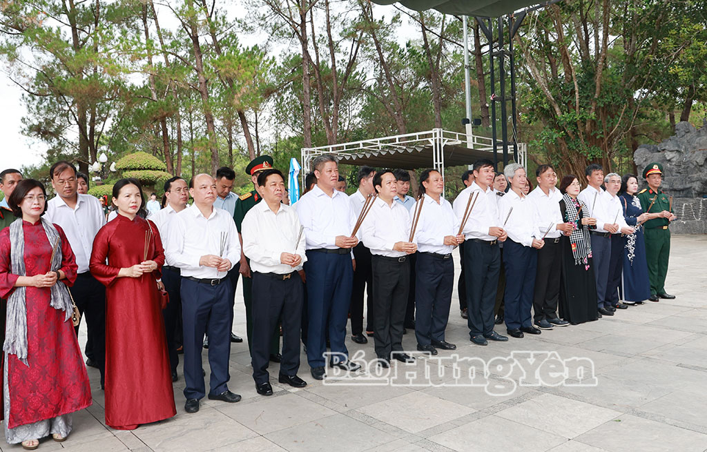 Đoàn đại biểu Tỉnh ủy, HĐND, UBND, Ủy ban MTTQ Việt Nam tỉnh Hưng Yên dâng hương, dâng hoa tưởng niệm các anh hùng liệt sĩ tại tỉnh Quảng Trị