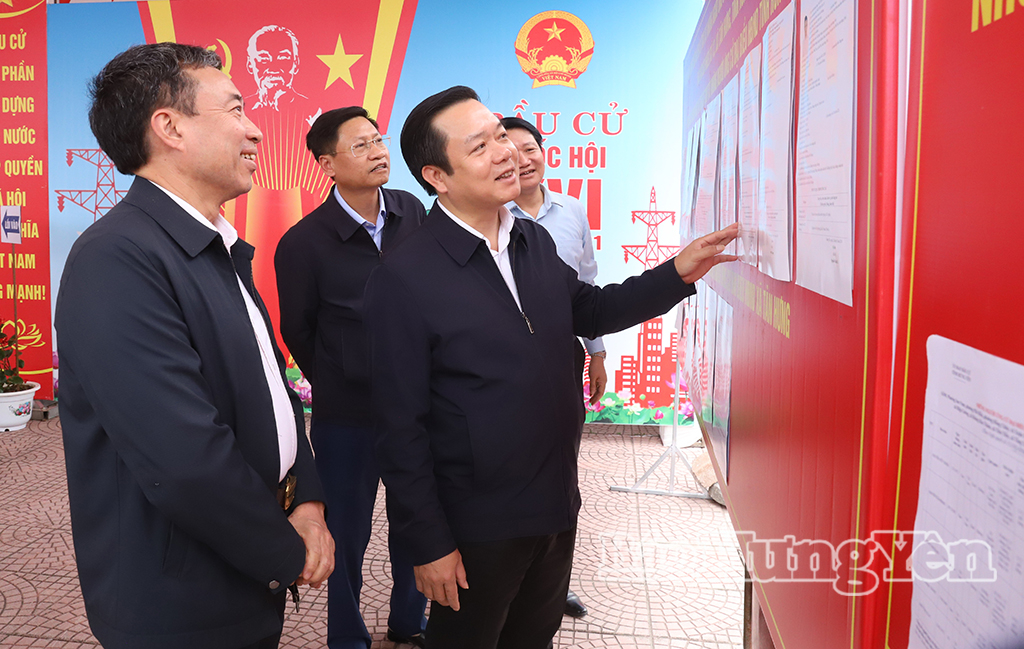 Đồng chí Chủ tịch UBND tỉnh Phạm Quang Ngọc kiểm tra công tác chuẩn bị tổ chức bầu cử