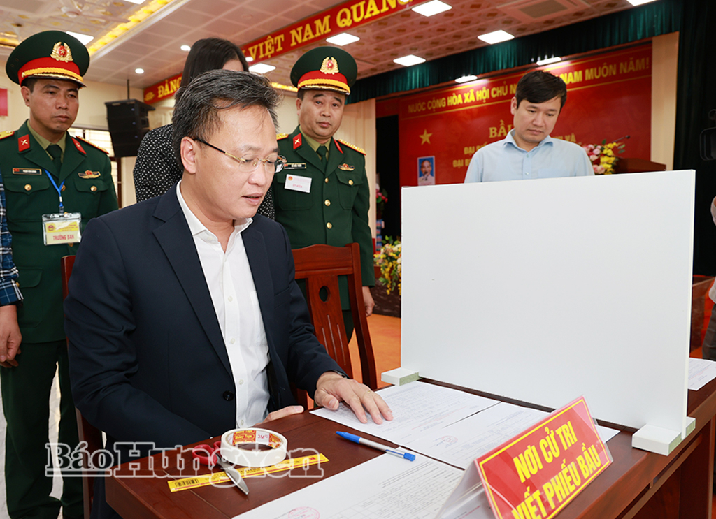 Đồng chí Bí thư Tỉnh ủy Nguyễn Hữu Nghĩa kiểm tra công tác chuẩn bị bầu cử tại một số địa phương