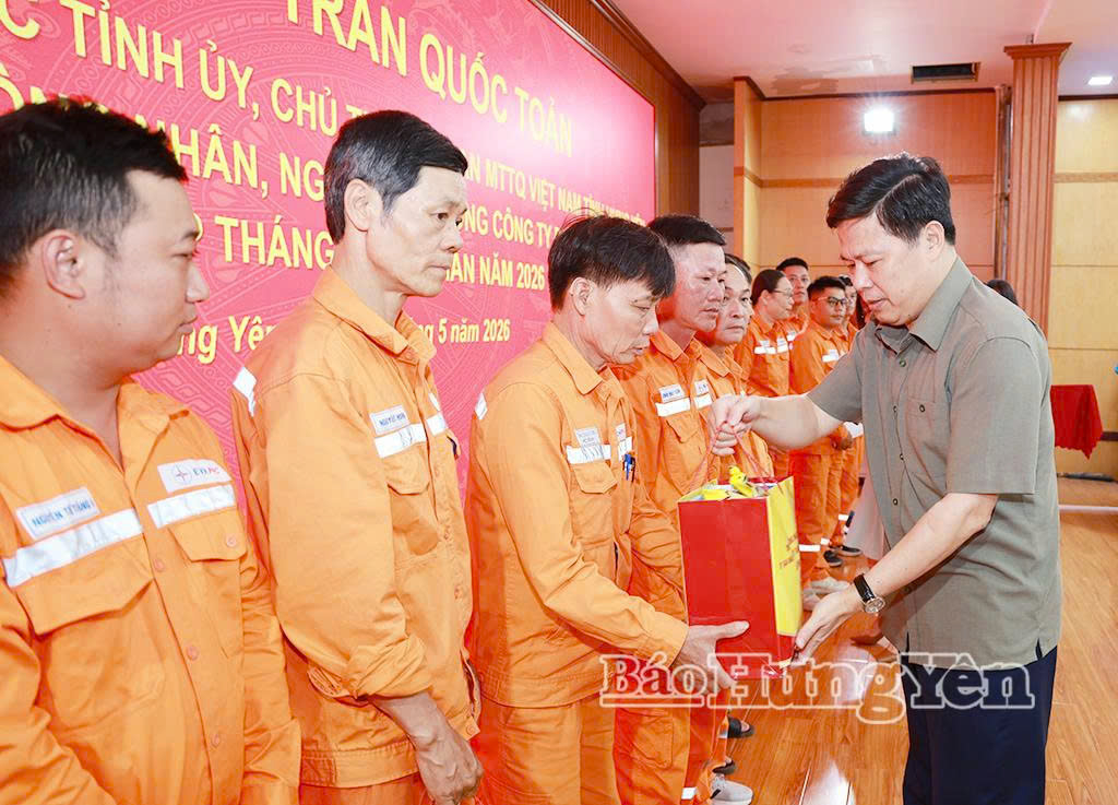 Đồng chí Trần Quốc Toản, Phó Bí thư Thường trực Tỉnh ủy, Chủ tịch Ủy ban MTTQ Việt Nam tỉnh tặng quà cho người lao động có hoàn cảnh khó khăn