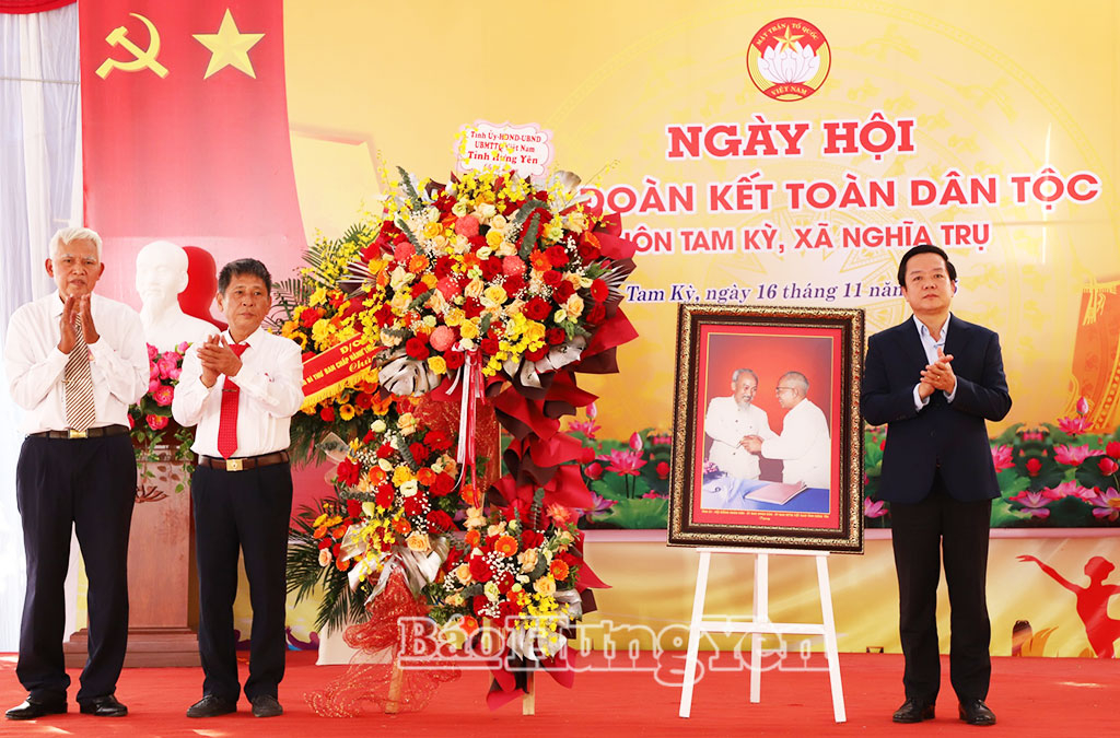 Đồng chí Chủ tịch UBND tỉnh Phạm Quang Ngọc dự Ngày hội Đại đoàn kết toàn dân tộc tại thôn Tam Kỳ, xã Nghĩa Trụ