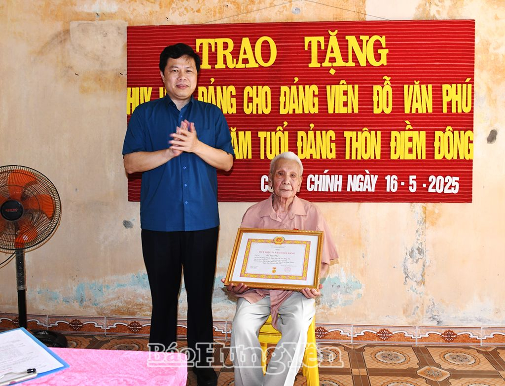 Phó Bí thư Thường trực Tỉnh ủy, Chủ tịch HĐND tỉnh Trần Quốc Toản trao Huy hiệu 75 năm tuổi Đảng tại các huyện: Tiên Lữ, Kim Động