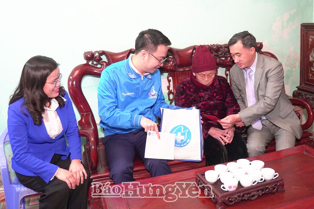 Khám bệnh, cấp thuốc miễn phí cho hơn 1 nghìn người dân huyện Khoái Châu