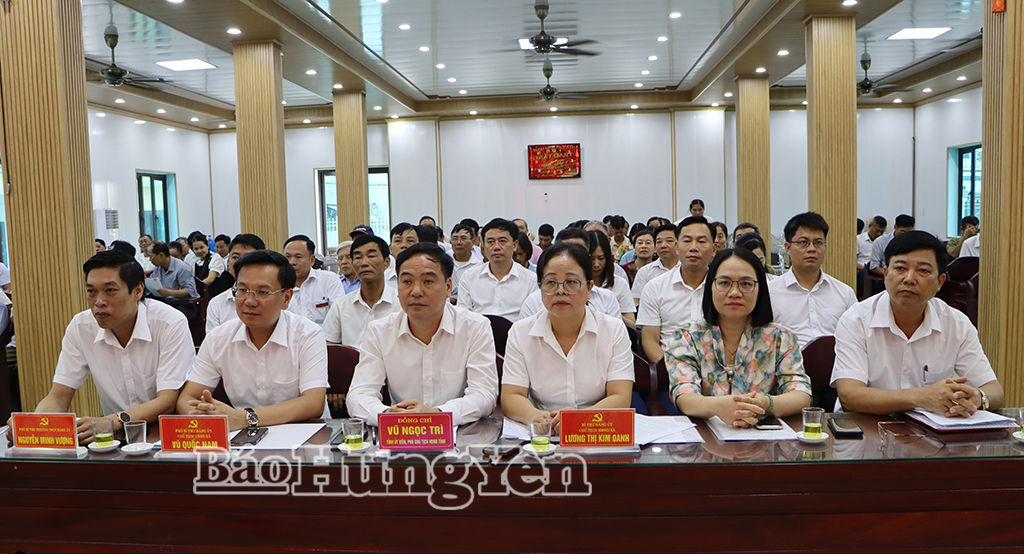 Đồng chí Phó Chủ tịch HĐND tỉnh Vũ Ngọc Trì trao Huy hiệu Đảng tại xã Bình Định