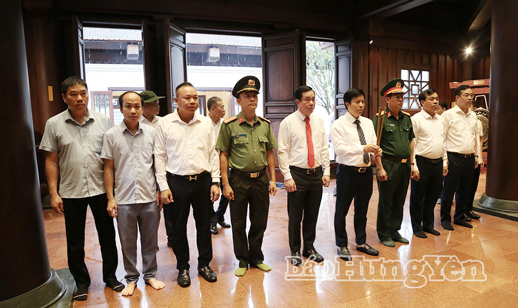 Đoàn đại biểu tỉnh Hưng Yên dâng hương tưởng niệm các anh hùng liệt sĩ tại tỉnh Điện Biên