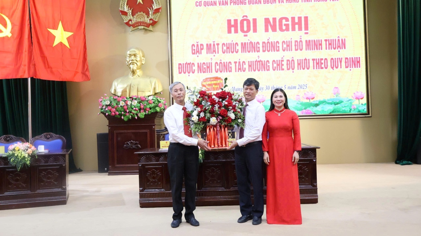 Văn phòng Đoàn ĐBQH và HĐND tỉnh: Tổ chức Hội nghị gặp mặt, chia tay cán bộ được nghỉ công tác, hưởng chế độ theo quy định