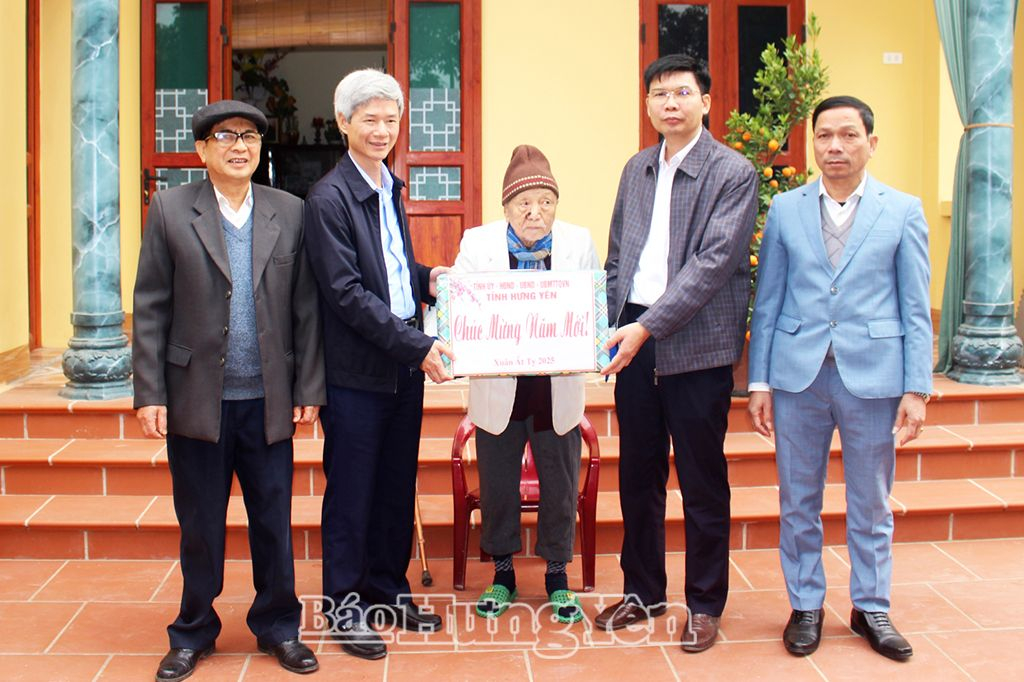 Trưởng ban Tuyên giáo Tỉnh ủy Đào Hồng Vận trao Huy hiệu Đảng và tặng quà Tết tại huyện Tiên Lữ