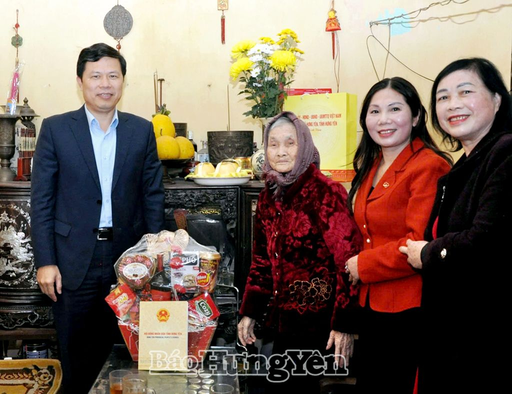 Đồng chí Phó Bí thư Thường trực Tỉnh ủy, Chủ tịch HĐND tỉnh Trần Quốc Toản thăm, tặng quà Bà mẹ Việt Nam Anh hùng tại thành phố Hưng Yên