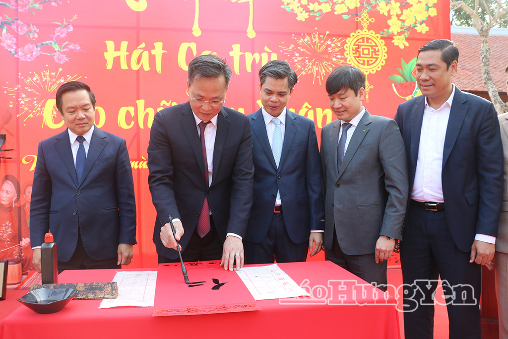 Triển lãm thư pháp, hát ca trù và cho chữ đầu xuân 2026