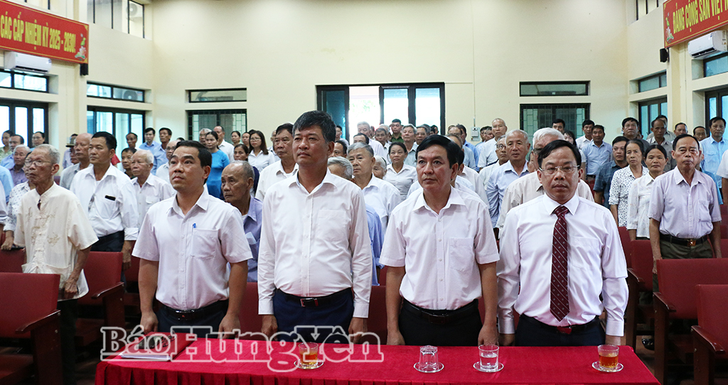 Đồng chí Phó Chủ tịch Thường trực HĐND tỉnh Lê Xuân Tiến trao Huy hiệu Đảng tại xã Vũ Tiên