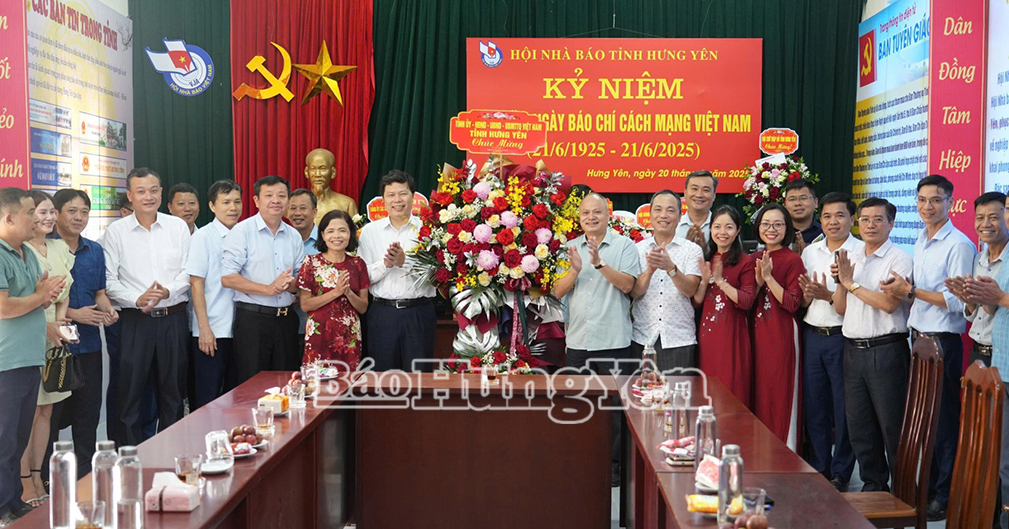 Đồng chí Trần Quốc Toản, Phó Bí thư Thường trực Tỉnh ủy, Chủ tịch HĐND tỉnh chúc mừng Sở Văn hóa, Thể thao và Du lịch và Hội Nhà báo tỉnh