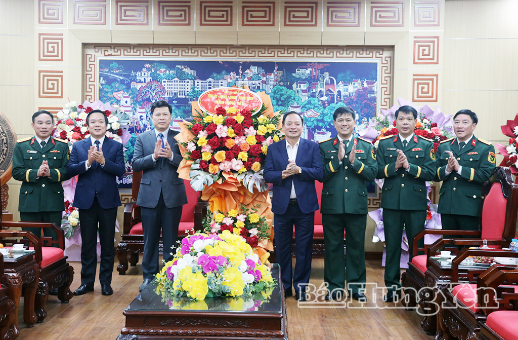 Các đồng chí lãnh đạo tỉnh thăm, chúc mừng các cán bộ, chiến sĩ lực lượng vũ trang tỉnh