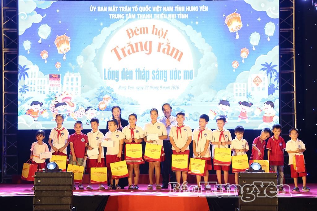 Đồng chí Phạm Quang Ngọc, Ủy viên Ban Chấp hành Trung ương Đảng, Bí thư Tỉnh ủy dự chương trình Đêm hội trăng rằm “Lồng đèn thắp sáng ước mơ”