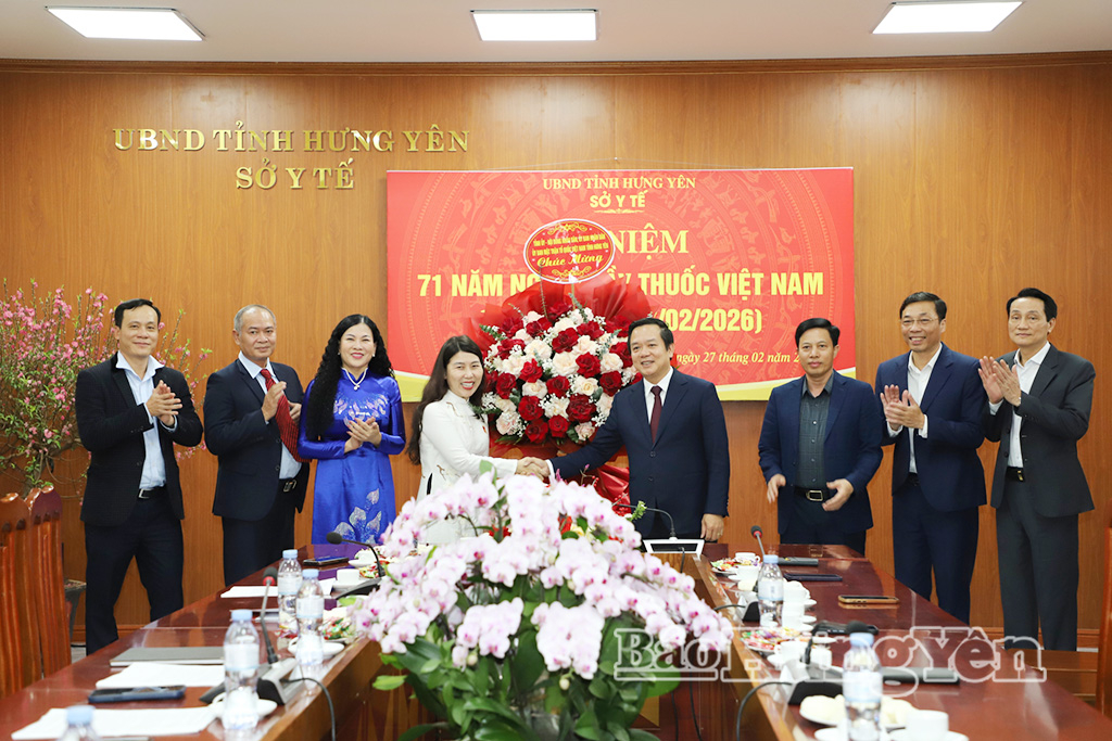 Đồng chí Chủ tịch UBND tỉnh Phạm Quang Ngọc chúc mừng đội ngũ cán bộ y tế nhân Ngày Thầy thuốc Việt Nam 27/2
