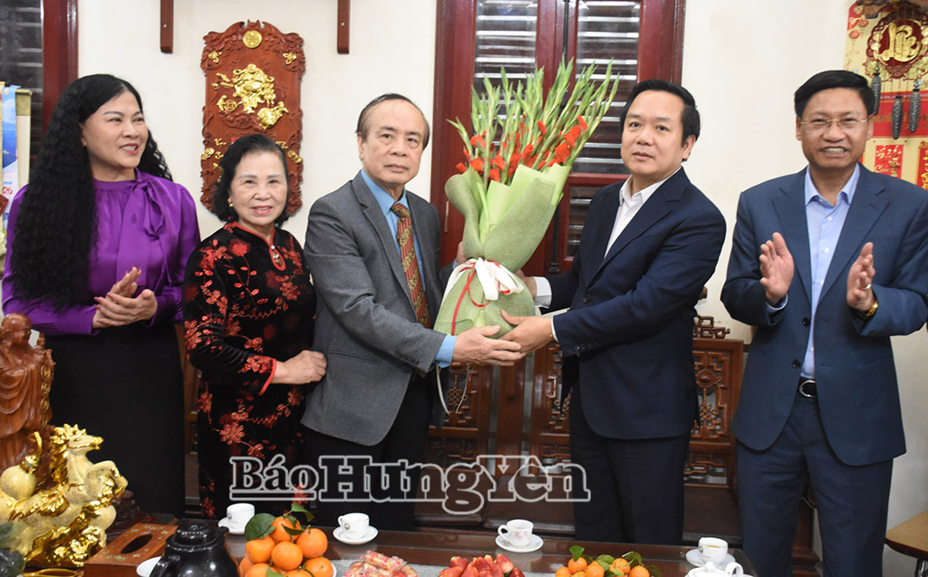 Đồng chí Chủ tịch UBND tỉnh Phạm Quang Ngọc chúc mừng đơn vị y tế và thầy thuốc tiêu biểu