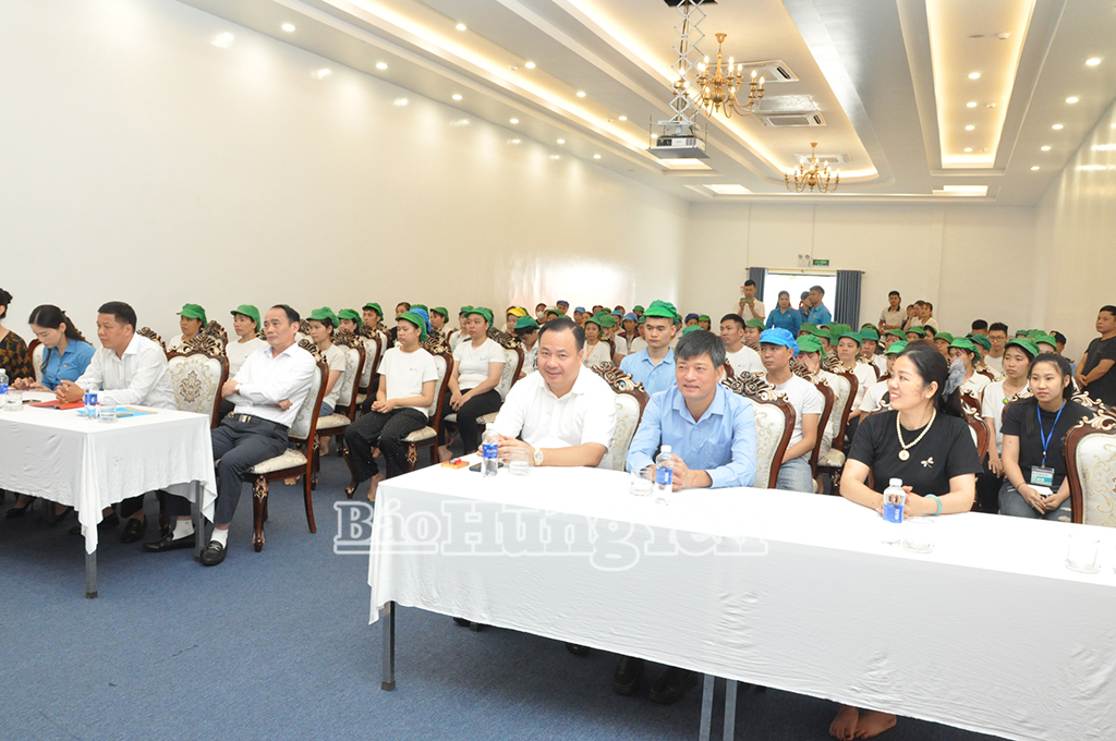 Phó Chủ tịch Thường trực HĐND tỉnh Lê Xuân Tiến tặng quà người lao động có hoàn cảnh khó khăn