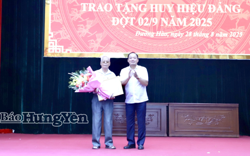 Đồng chí Phó Bí thư Tỉnh uỷ, Chủ tịch HĐND tỉnh Trần Quốc Văn trao Huy hiệu 75 năm tuổi Đảng tại phường Đường Hào