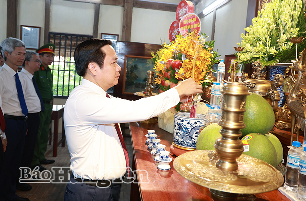 Đoàn đại biểu của tỉnh dâng hương, dâng hoa tưởng niệm Chủ tịch Hồ Chí Minh, đồng chí Nguyễn Đức Cảnh, Tổng Bí thư Nguyễn Văn Linh, các Bà mẹ Việt Nam anh hùng và các anh hùng liệt sĩ