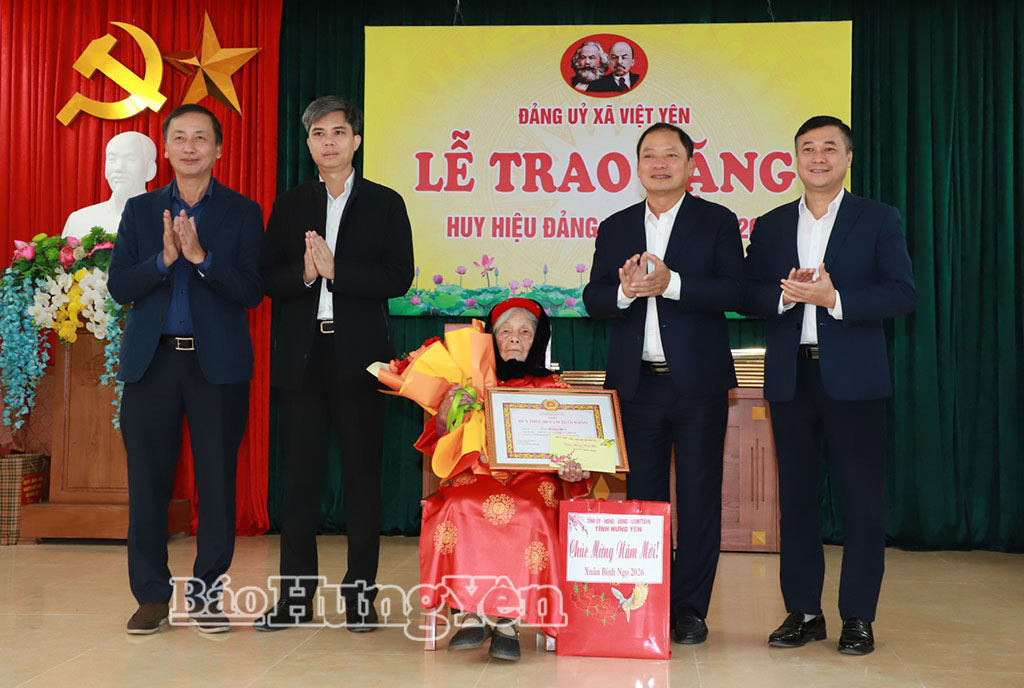 Đồng chí Phó Bí thư Tỉnh ủy, Chủ tịch HĐND tỉnh Trần Quốc Văn trao Huy hiệu Đảng và tặng quà Tết cho người có công và người nghèo