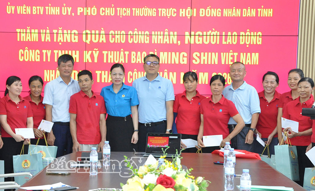 Đồng chí Phó Chủ tịch Thường trực HĐND tỉnh tặng quà người lao động có hoàn cảnh khó khăn