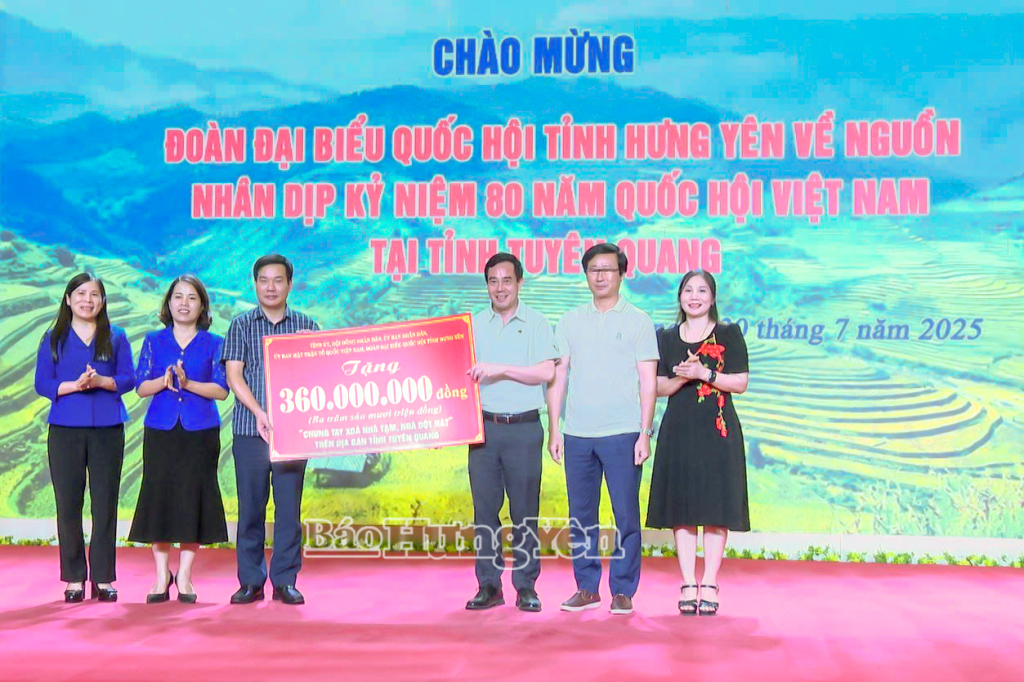 Đoàn đại biểu Quốc hội tỉnh trao kinh phí hỗ trợ tỉnh Tuyên Quang xóa nhà tạm, nhà dột nát