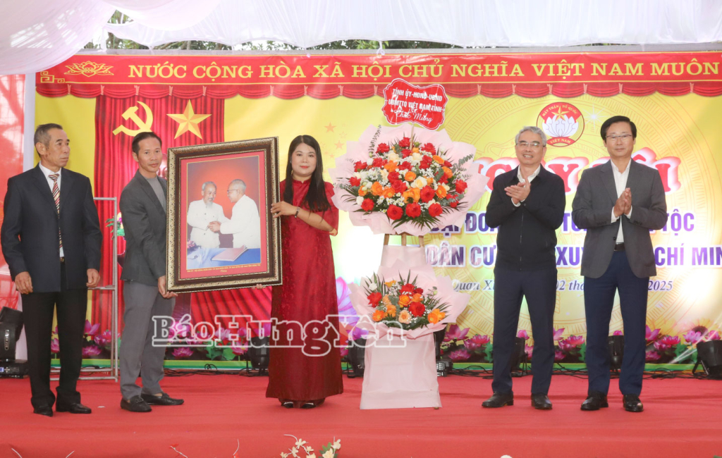 Các đồng chí lãnh đạo tỉnh, Ủy viên Ban Thường vụ Tỉnh ủy dự Ngày hội Đại đoàn kết toàn dân tộc tại các khu dân cư
