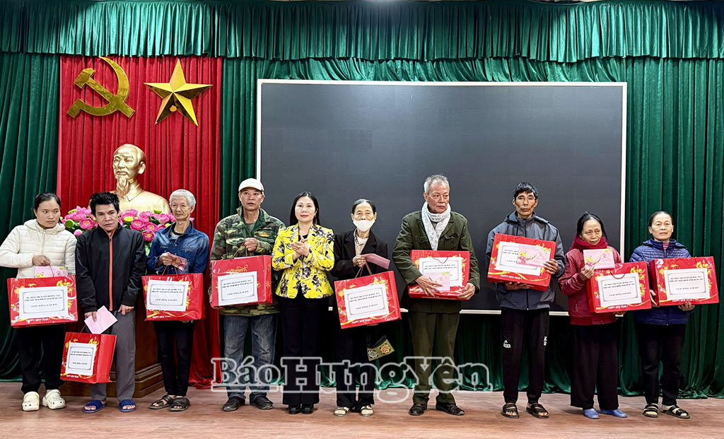 Xã Khoái Châu: Trao 229 suất quà Tết tặng người có công với cách mạng, hộ nghèo và hộ có hoàn cảnh khó khăn