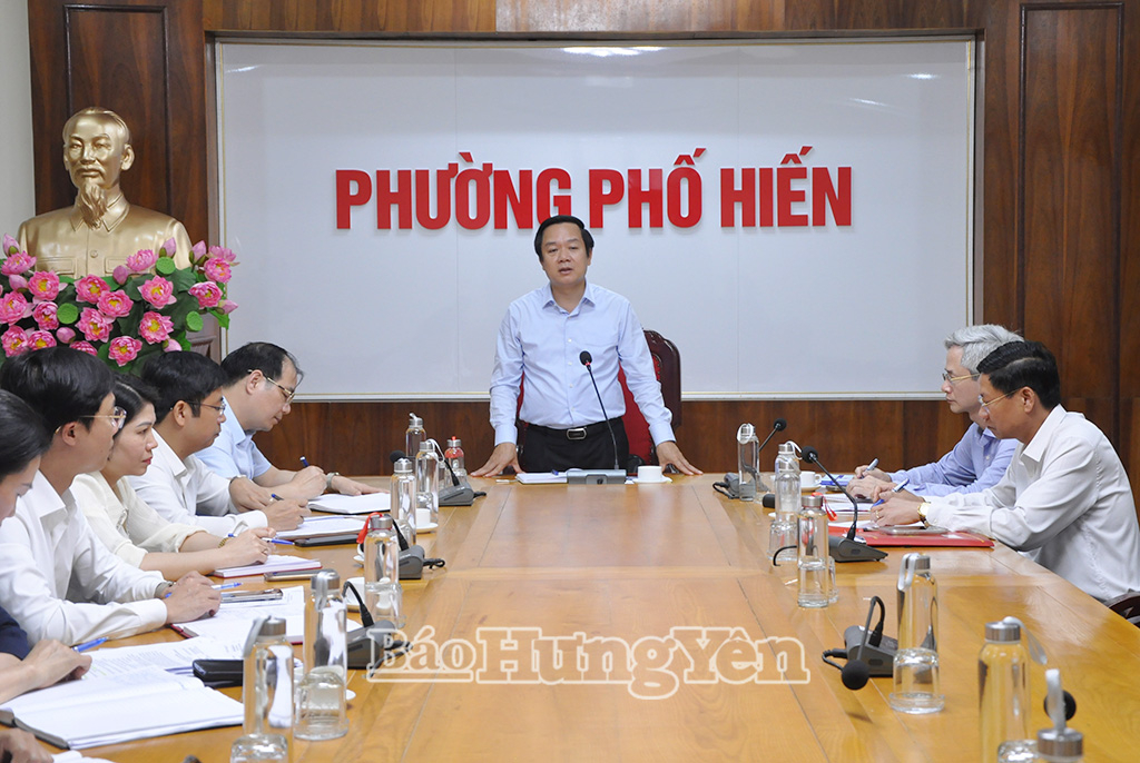 Đồng chí Chủ tịch UBND tỉnh Phạm Quang Ngọc kiểm tra công tác bầu cử đại biểu Quốc hội và đại biểu HĐND các cấp tại phường Phố Hiến