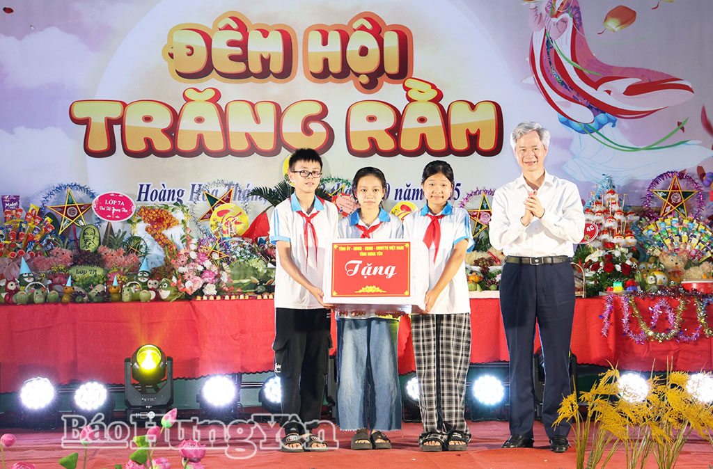 Tặng quà và dự chương trình “Đêm hội trăng rằm” tại xã Hoàng Hoa Thám