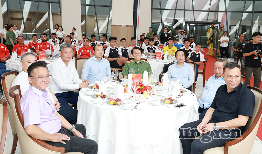 Chuyển giao Câu lạc bộ Trẻ PVF-CAND thành Câu lạc bộ Bóng đá Hưng Yên