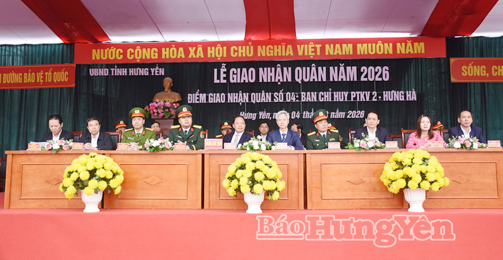 Đồng chí Trần Quốc Văn, Phó Bí thư Tỉnh ủy, Chủ tịch HĐND tỉnh dự lễ giao, nhận quân tại điểm số 04