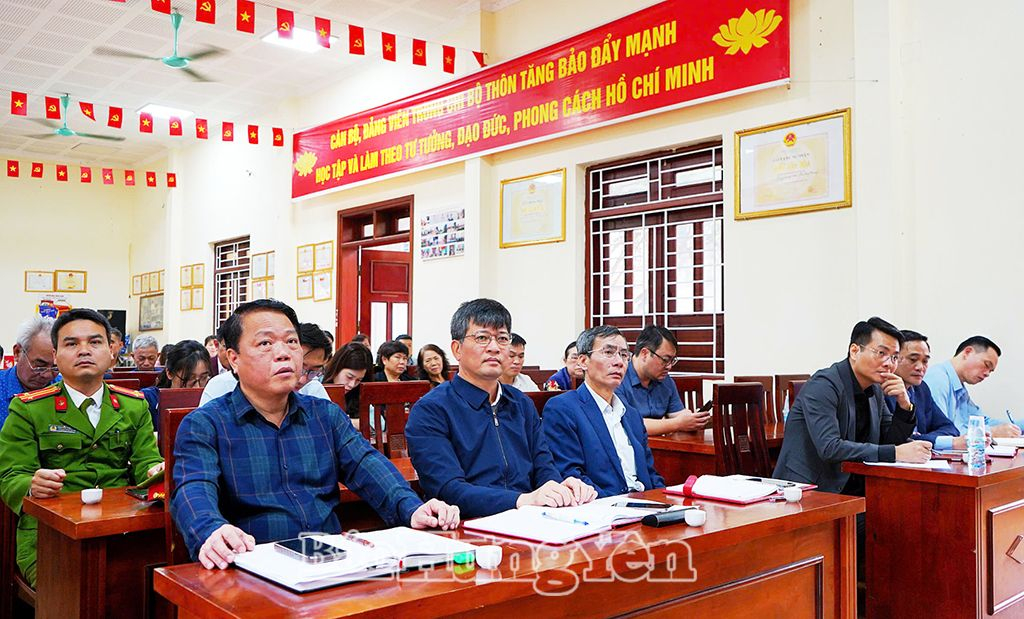Đồng chí Phó Chủ tịch Thường trực HĐND tỉnh Lê Xuân Tiến dự sinh hoạt Chi bộ thôn Tăng Bảo