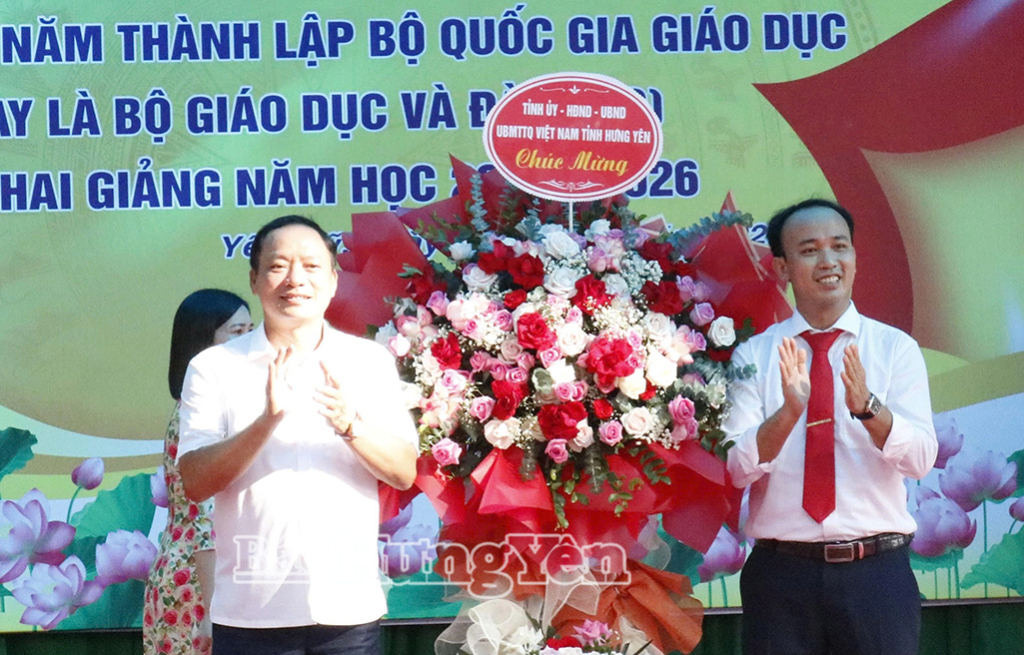 Đồng chí Trần Quốc Văn, Phó Bí thư Tỉnh ủy, Chủ tịch HĐND tỉnh dự lễ khai giảng năm học 2025 - 2026 tại Trường THPT Yên Mỹ