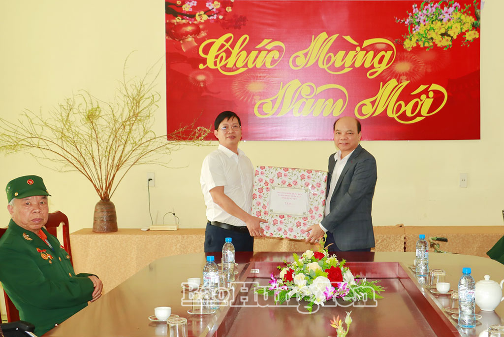 Tặng quà các đảng viên cao tuổi Đảng, đối tượng chính sách, hộ nghèo, hộ có hoàn cảnh khó khăn