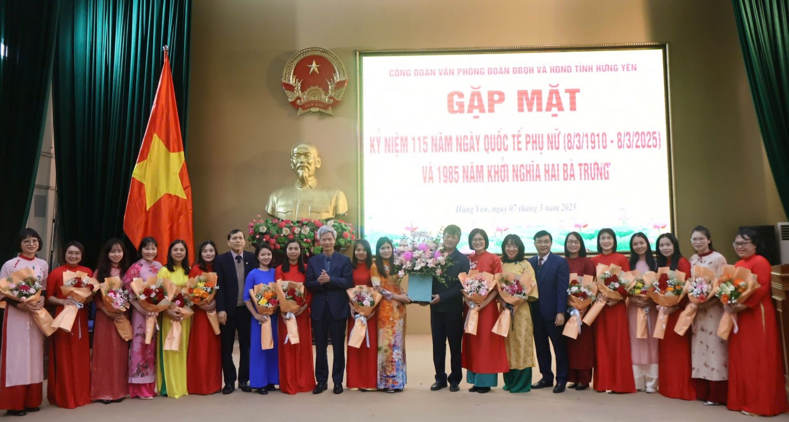 Công đoàn Cơ quan Văn phòng Đoàn ĐBQH và HĐND tỉnh tổ chức gặp mặt kỷ niệm 115 năm Ngày Quốc tế phụ nữ (8/3/1910-8/3/2025) và 1985 năm khởi nghĩa Hai Bà Trưng
