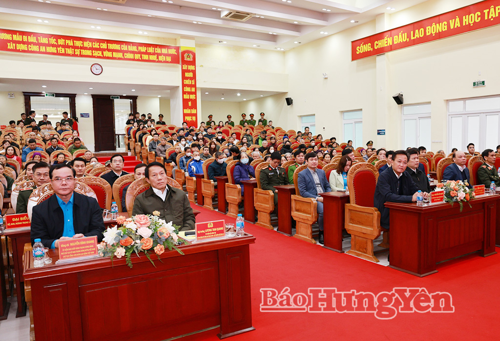Đồng chí Bộ trưởng Bộ Công an Lương Tam Quang thăm, tặng quà Tết tại tỉnh