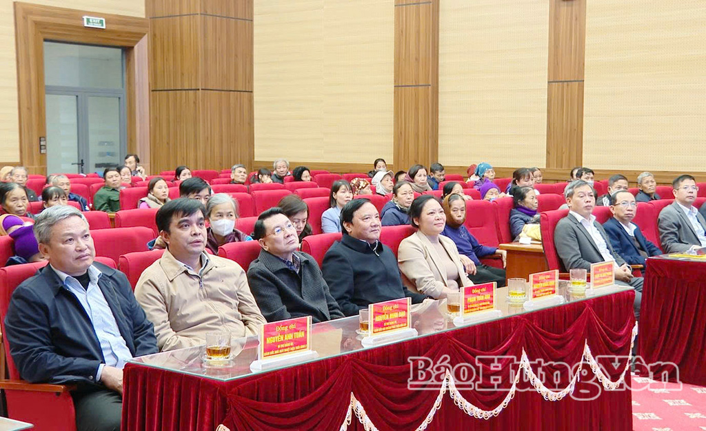 Đồng chí Phó Chủ tịch Quốc hội Nguyễn Khắc Định tặng quà các hộ nghèo xã Vũ Thư