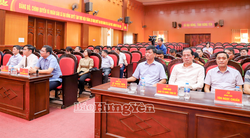 Đồng chí Phó Chủ tịch Thường trực HĐND tỉnh trao quyết định về công tác cán bộ tại xã Đại Đồng