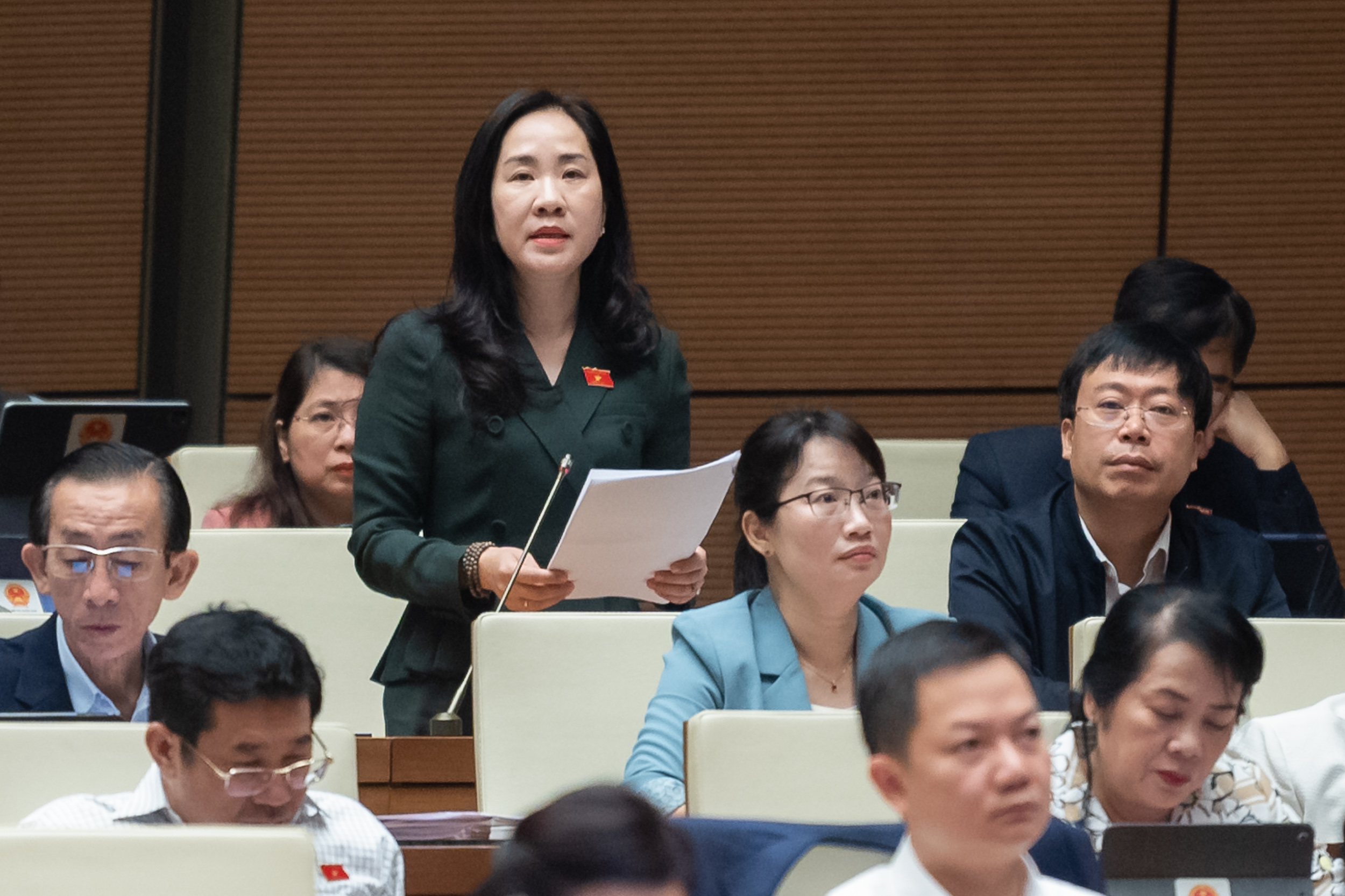   Đại biểu Đoàn Thị Thanh Mai, Phó Chủ nhiệm Ủy ban Kinh tế của Quốc hội phát biểu tham gia ý kiến vào dự thảo Luật Bảo hiểm xã hội (sửa đổi)