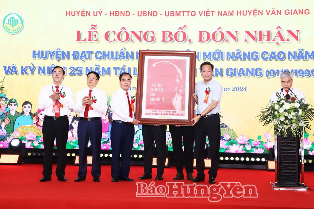   Huyện Văn Giang đón Bằng công nhận huyện đạt chuẩn nông thôn mới nâng cao và gặp mặt kỷ niệm 25 năm tái lập