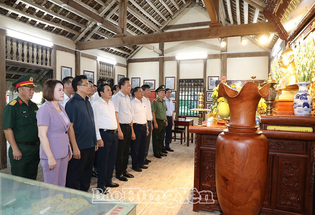   Dâng hương, dâng hoa tưởng nhớ Chủ tịch Hồ Chí Minh, Tổng Bí thư Nguyễn Văn Linh và tưởng niệm các anh hùng liệt sĩ