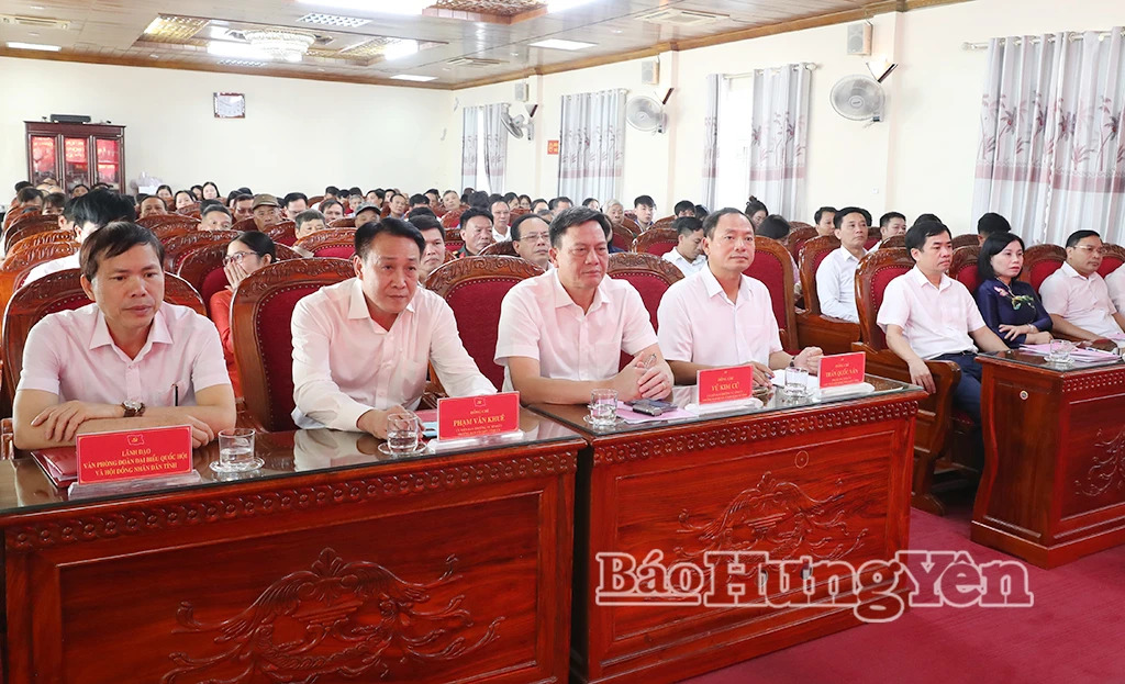 Đồng chí Trần Quốc Văn, Phó Bí thư Tỉnh ủy, Chủ tịch HĐND tỉnh trao Bằng vinh danh người hoạt động cách mạng trước ngày 1/1/1945 tại xã Tiền Hải